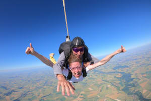 Tandem skydiving from 4000m in Peronne, close to Paris