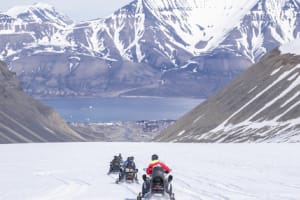 Excursion estivale en motoneige et randonnée au départ de Longyearbyen au Svalbard