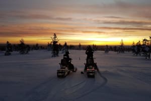 150 km Schneemobilausflug für Fortgeschrittene ab Ivalo