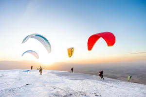 Gleitschirmfliegen über der Agafay-Wüste von Marrakesch aus