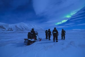 Excursion en motoneige électrique pour les aurores boréales dans la vallée de l'Avent au Svalbard