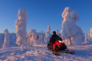 Abendliche Schneemobilsafari mit Lagerfeuer in Saariselkä