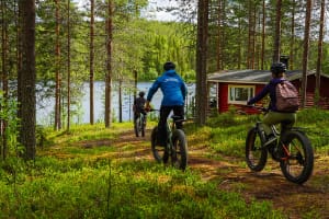 Excursión de 2 días en E-Fat Bike y pernoctación en Log Cabin desde Rovaniemi