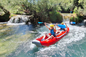 Descenso en kayak por el río Mrežnica, cerca de los lagos de Plitvice