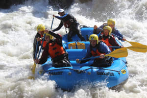 Rafting extremo por el río East Glacial, en la región noroeste de Islandia