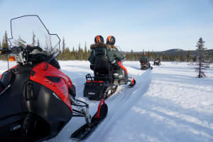 Excursion en motoneige et pêche sur glace depuis Kiruna