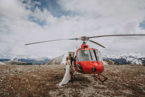 Vuelo privado en helicóptero para parejas sobre las Rocosas canadienses desde el lago Abraham