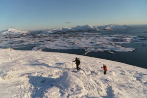 Randonnée en raquettes jusqu'au sommet à Henningsvær, près de Svolvær, dans les Lofoten