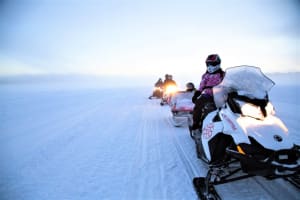 Excursion familiale en motoneige au départ de Rovaniemi