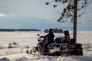 Randonnée guidée en motoneige au lac Saint-Jean près de Saguenay