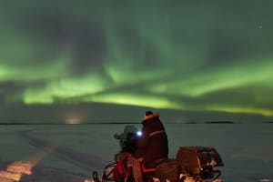 Nordlicht-Schneemobilexkursion in Brändön, in der Nähe von Luleå