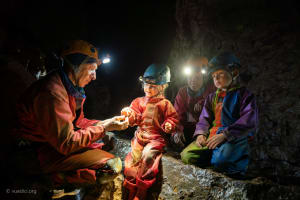 Entdecken Sie das Höhlenwandern in der Grotte des Croix Blanches, Ardèche