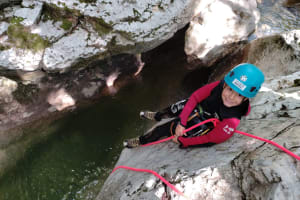 Excursión acuática para niños en el Pont du Diable, en Bauges, cerca de Annecy