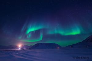 Safari aux aurores boréales dans la vallée de l'Avent en motoneige au Svalbard