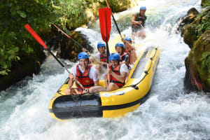 Excursión de rafting por el río Cetina, cerca de Omiš, en Dalmacia