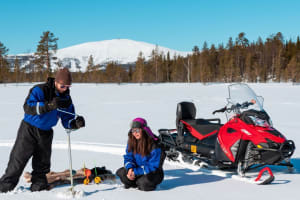 Schneemobilausflug mit Eisfischen in Ylläs
