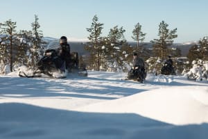 Ausflug mit dem Elektro-Schneemobil zur Amethystmine Luosto im Pyhä-Luosto-Nationalpark