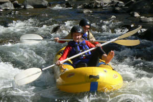 Descenso en kayak por el río Sabie en Hazyview, cerca de Mbombela (Mpumalanga)