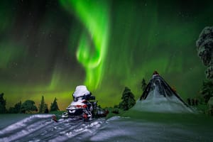 Nordlicht-Schneemobil-Ausflug in Saariselkä