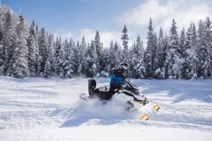 Excursion en motoneige électrique dans les Monts-Valin, Saguenay–Lac-Saint-Jean