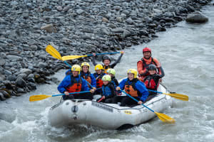 Descenso en balsa en familia por el río West Glacial, en la región noroeste de Islandia