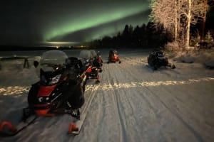 Nordlichtjagd mit dem Schneemobil in Pyhäjärvi
