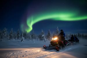 Chasse aux aurores boréales en traîneau tiré par une motoneige au départ de Rovaniemi
