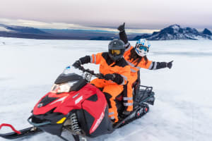 Motorschlittentour zum Langjökull-Gletscher mit Besuch einer Eishöhle ab Reykjavík