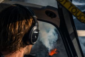 Rundflug mit dem Hubschrauber über das Gebiet des Vulkanausbruchs