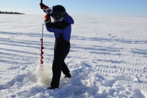 Randonnée en motoneige et pêche sur glace dans la baie de Botnie au départ de Kemi