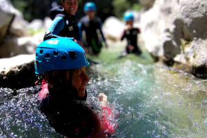 Canyoning aquatique dans le canyon de l'Artuby, sauts et descente en rappel, gorges du Verdon