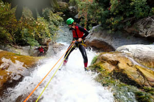 Barranquismo intermedio en Zarzalones, en la Sierra de las Nieves, cerca de Marbella
