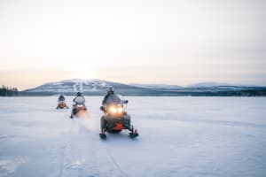 Einführung ins Schneemobilfahren in Pyhäjärvi von Pyhä-Luosto aus