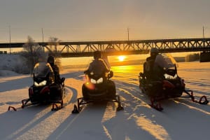 Randonnée en motoneige dans la nature au départ de Rovaniemi