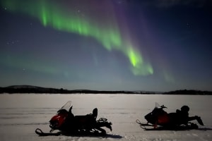 Nordlicht-Schneemobilausflug in Ivalo