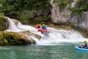 Excursión en canoa por el río Mrežnica, cerca de los lagos de Plitvice