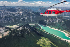 Vuelo en helicóptero sobre las Rocosas canadienses en Kananaskis, cerca de Canmore