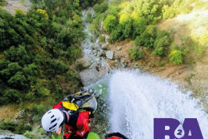Descenso deportivo por el cañón de Pissevieille en Vallon-Pont-d’Arc, Ardèche