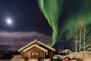Excursion en raquettes à la recherche d'aurores boréales depuis Ylläsjärvi