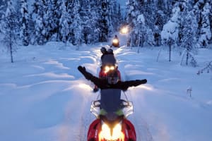 Ganztägiges Schneemobilerlebnis in Finnisch-Lappland ab Ylläsjärvi