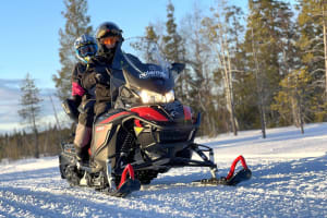 Excursion privée de 6 heures en motoneige dans la nature sauvage de la Laponie au départ de Rovaniemi