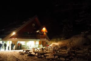 Excursión nocturna con raquetas de nieve en Cauterets y raclette en un refugio de montaña