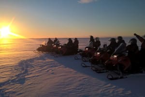 Excursion en motoneige au lever ou au coucher du soleil dans la baie de Bothnian depuis Kemi