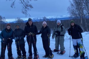 Excursión familiar guiada con raquetas de nieve por la naturaleza salvaje de Alaska, cerca de Anchorage