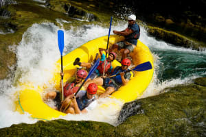 Rafting en aguas bravas por el río Una, cerca de los lagos de Plitvice