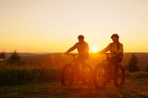 Excursión en Fat Bike eléctrica al Sol de Medianoche en la Laponia finlandesa desde Rovaniemi