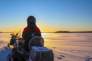 Nordlicht-Schneemobiljagd in Mörön bei Luleå