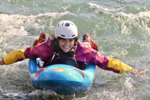 Bellyak oder Liegendkajak auf der Gave de Pau, Hautes-Pyrénées