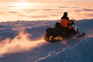 Motorschlittenerlebnis für Erwachsene mit einem Fahrer ab Ylläsjärvi