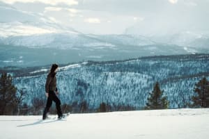 Randonnée privée guidée en raquettes à neige dans le massif de Mauken depuis Moen